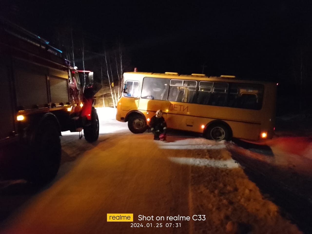 Школьный автобус с детьми перевернулся на трассе по соседству с Карелией |  25.01.2024 | Новости Петрозаводска - БезФормата