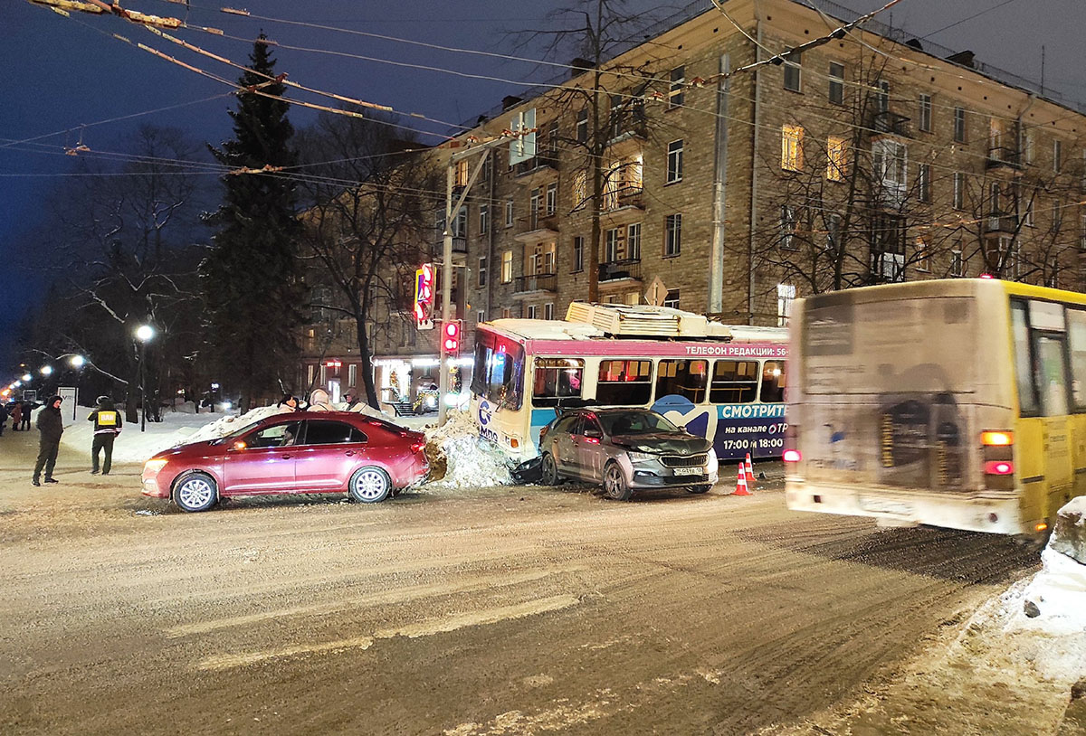 Появились фотографии с места жесткого ДТП с троллейбусом в Петрозаводске |  27.01.2024 | Новости Петрозаводска - БезФормата