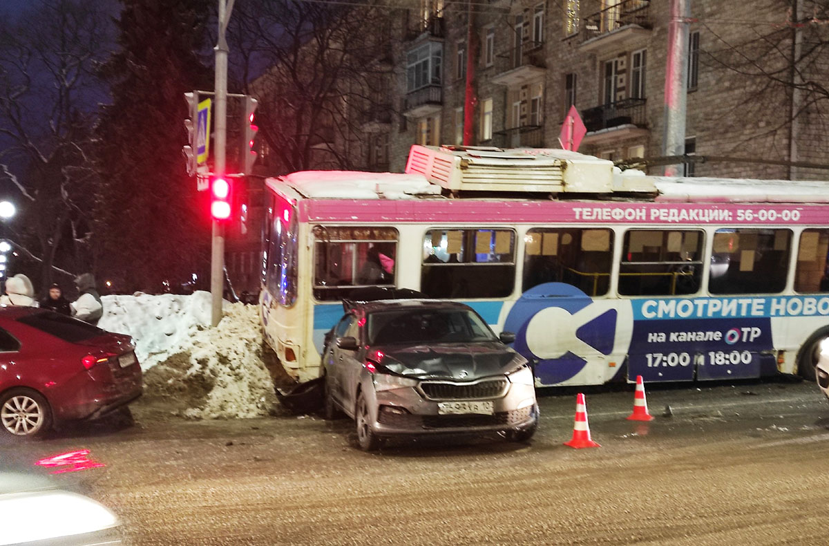 Появились фотографии с места жесткого ДТП с троллейбусом в Петрозаводске |  27.01.2024 | Новости Петрозаводска - БезФормата