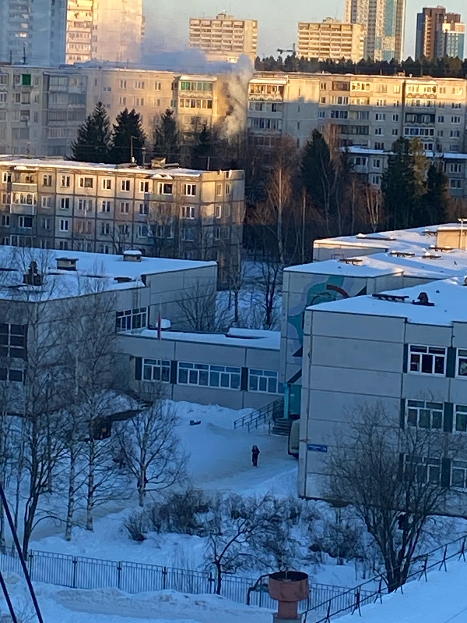 В Петрозаводске загорелся многоэтажный дом