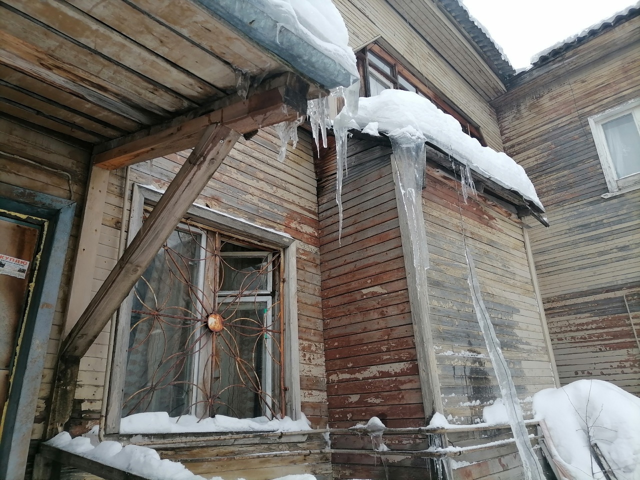 Моет руки снегом». В Петрозаводске с Нового года люди живут без воды