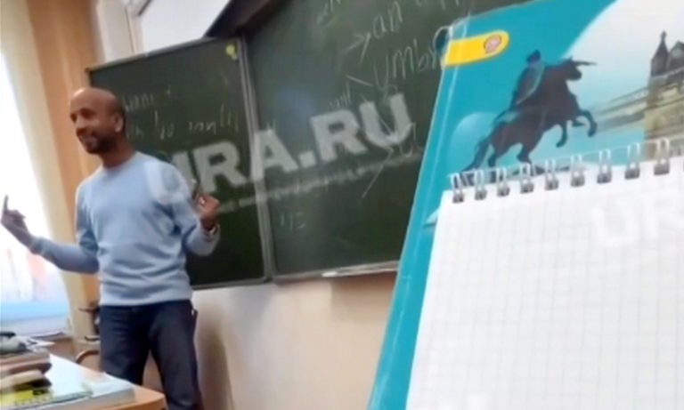 Учитель и ученик. Издевательства над учителями. Преподаватель оскорбляет студентов. Издевательства над учителями. Строгий учитель.