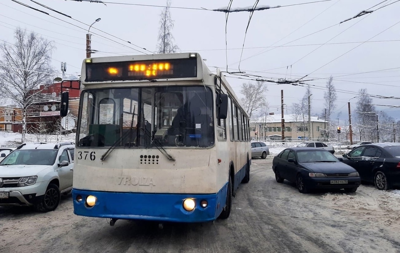 Бедствие!»: водители троллейбусов страдают из-за припаркованных авто |  31.01.2024 | Новости Петрозаводска - БезФормата