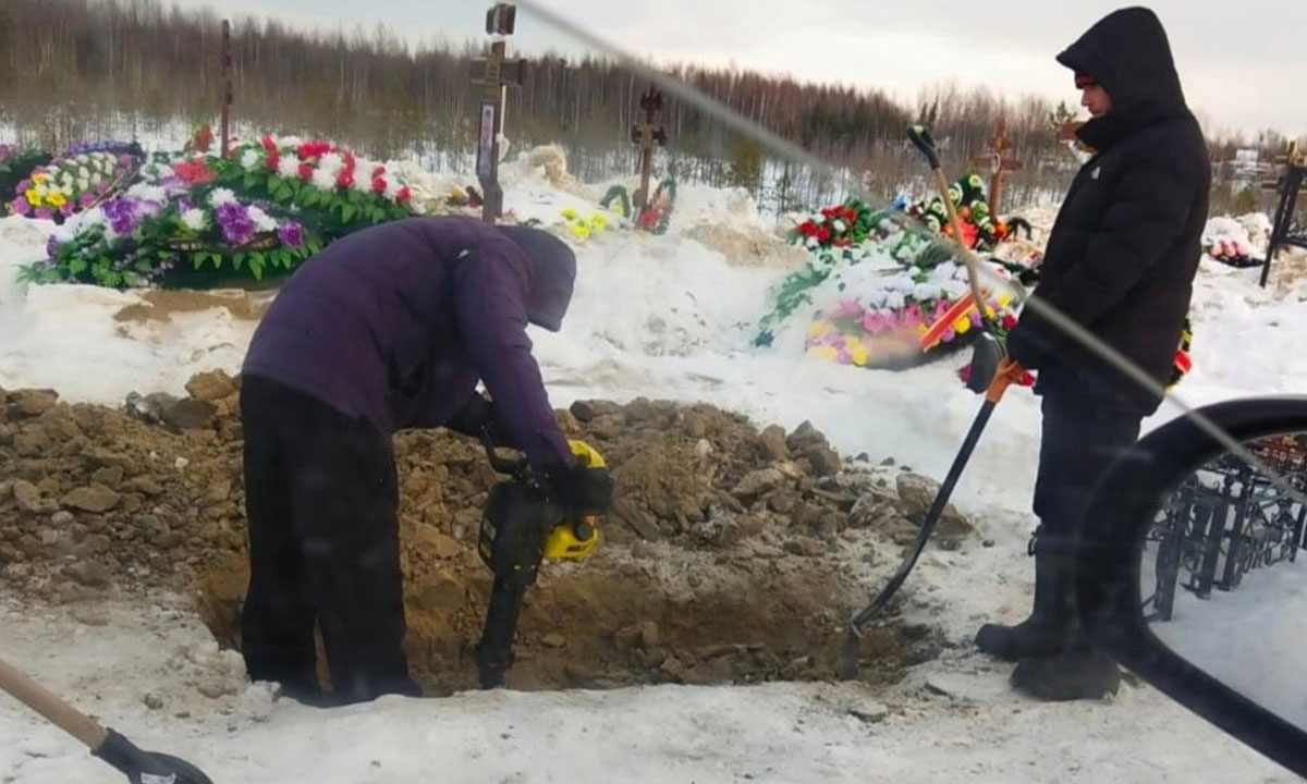 Женщина два дня сама копала могилу для своей мамы