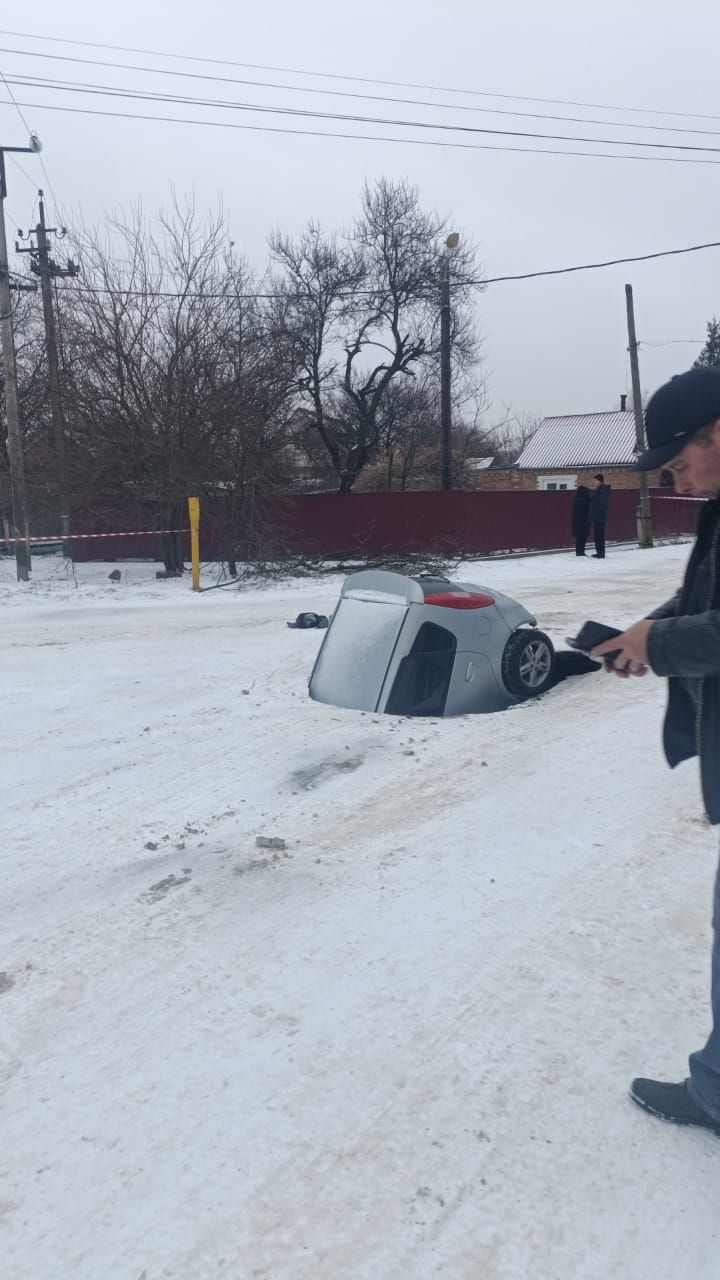 Машина с женщиной внутри провалилась под асфальт