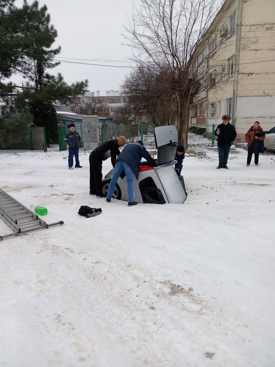 Машина с женщиной внутри провалилась под асфальт