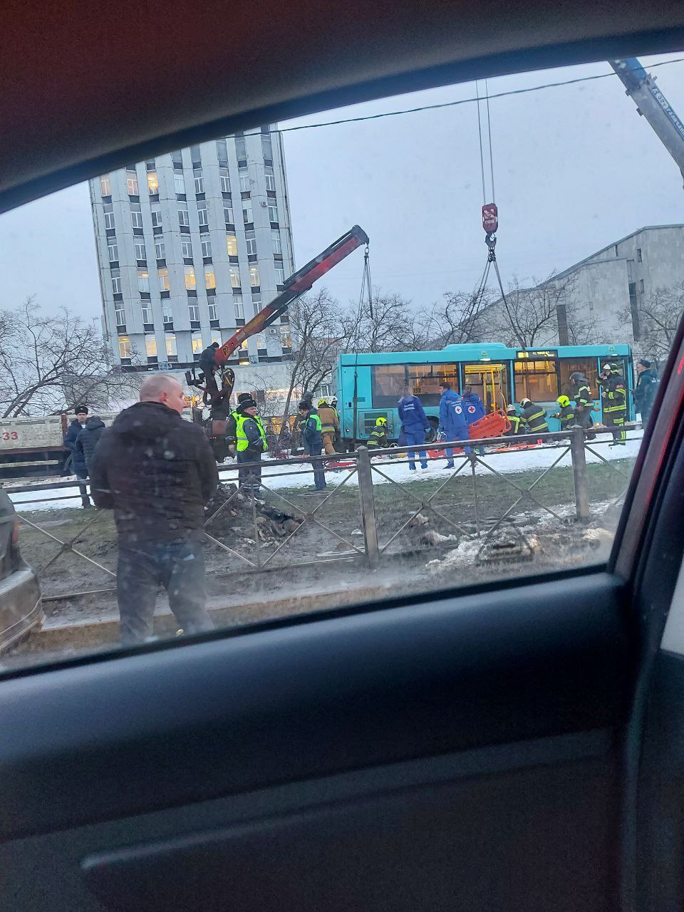 Взбесившийся синий автобус вылетел на тротуар и сбил пять человек |  25.01.2024 | Новости Петрозаводска - БезФормата