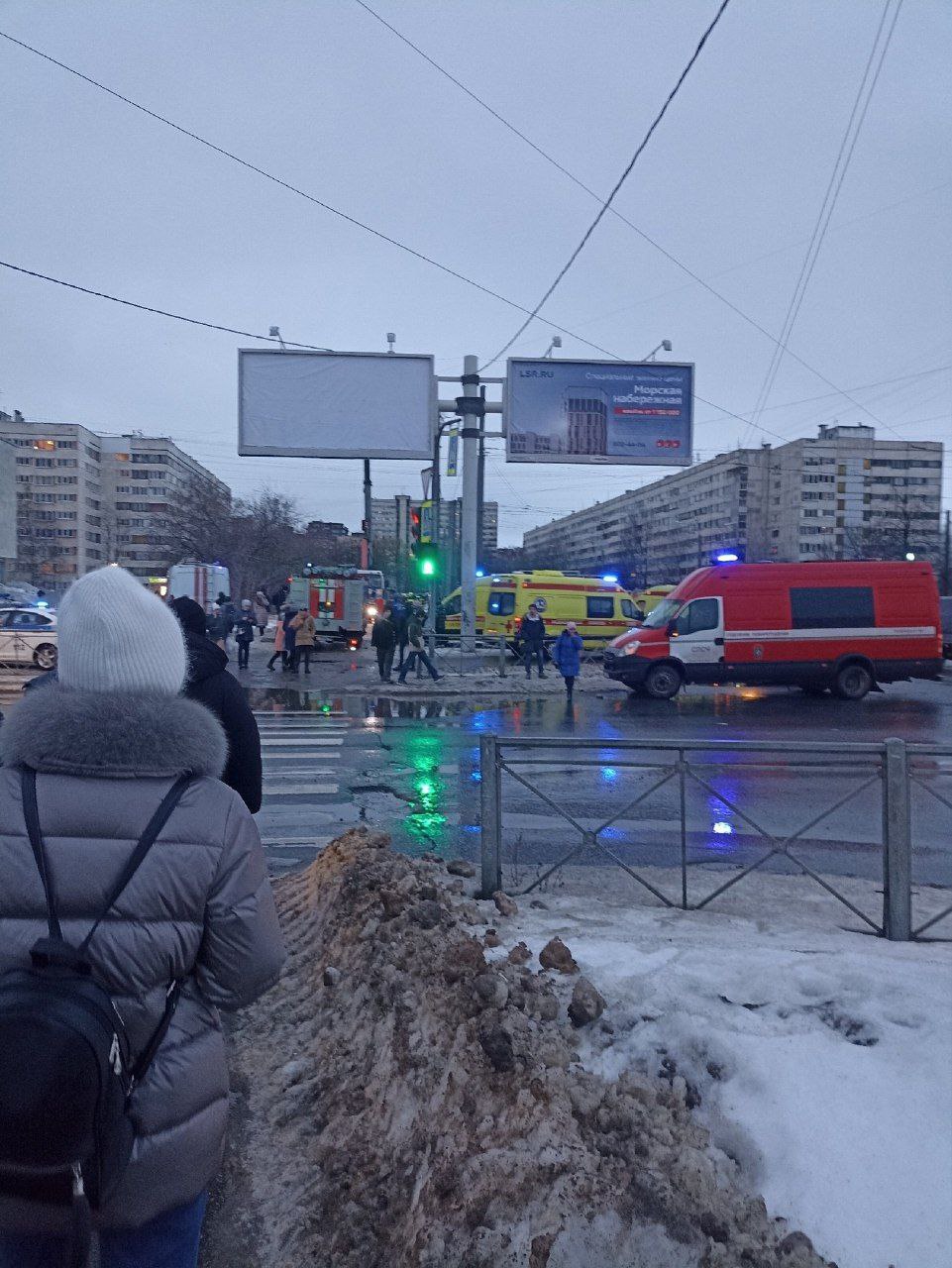 Взбесившийся синий автобус вылетел на тротуар и сбил пять человек