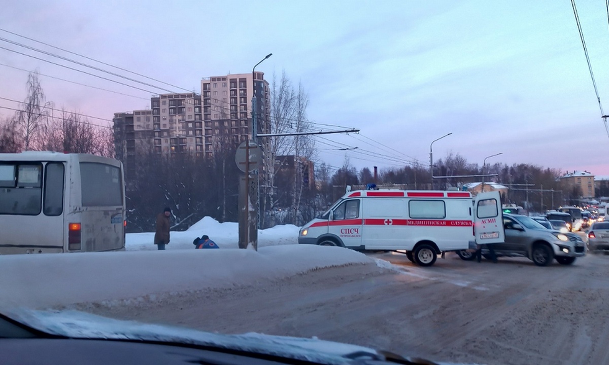 Маршрутка сбила женщину в Петрозаводске | 18.01.2024 | Новости  Петрозаводска - БезФормата