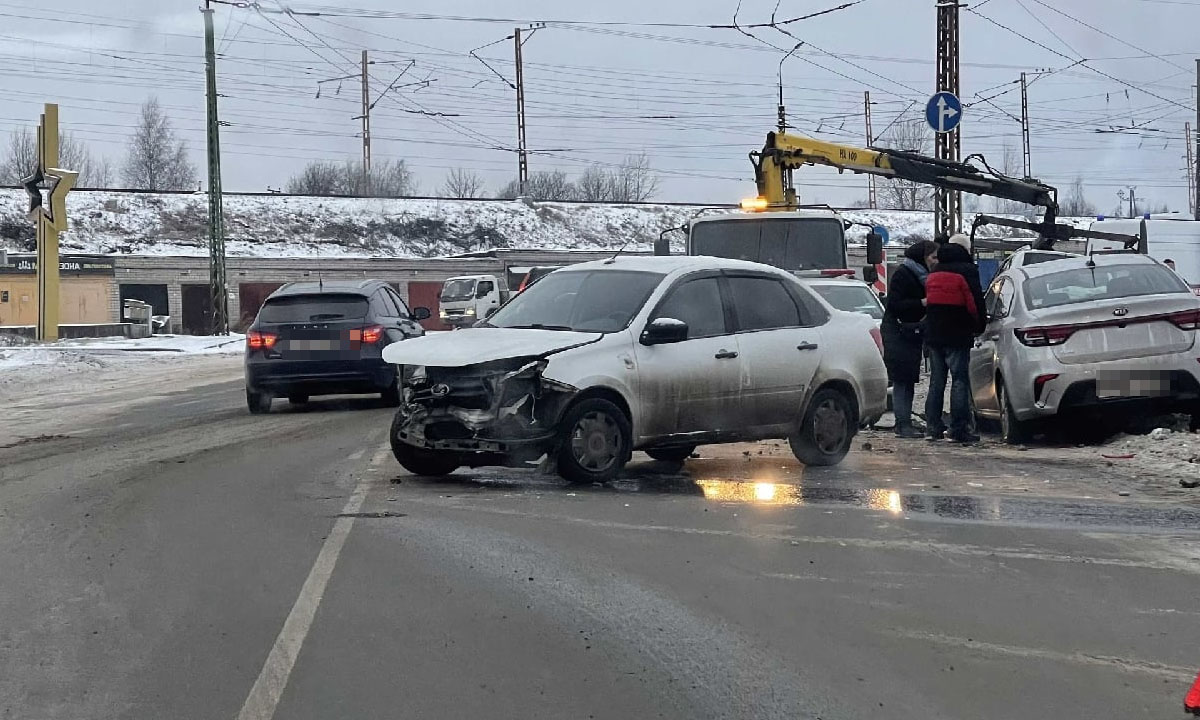 В Петрозаводске водитель и пассажир после аварии сбежали от полицейского