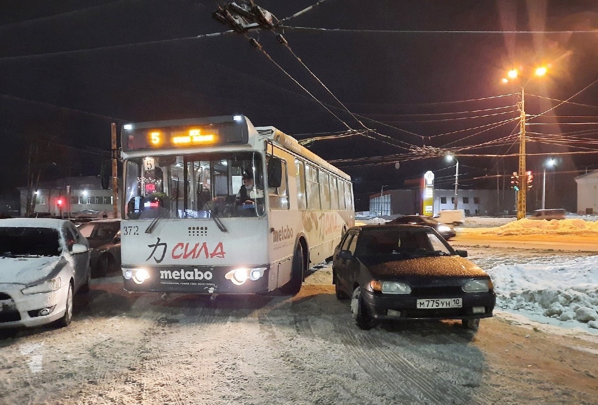 Бедствие!»: водители троллейбусов страдают из-за припаркованных авто