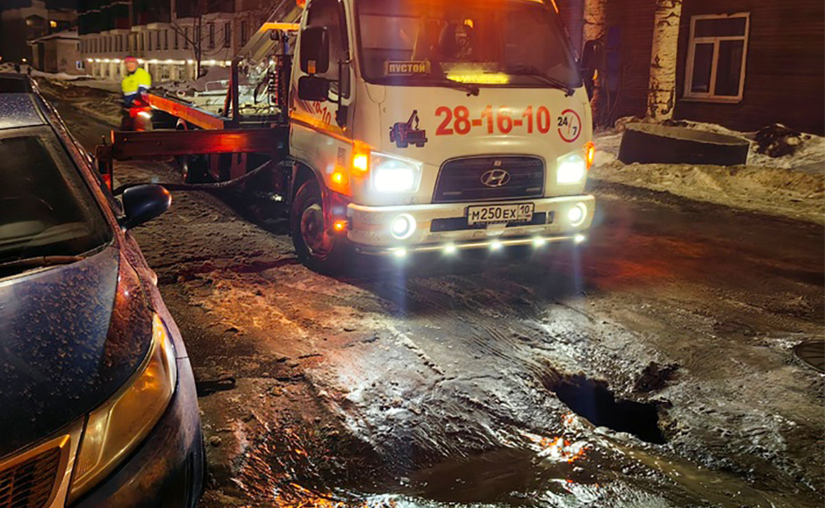 В Петрозаводске обвалилась дорога. В яму проваливаются автомобили