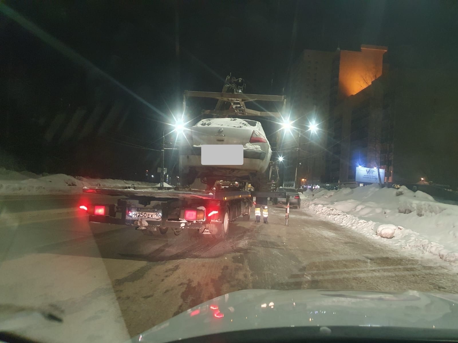 В Петрозаводске увозят машины, мешающие уборке снега