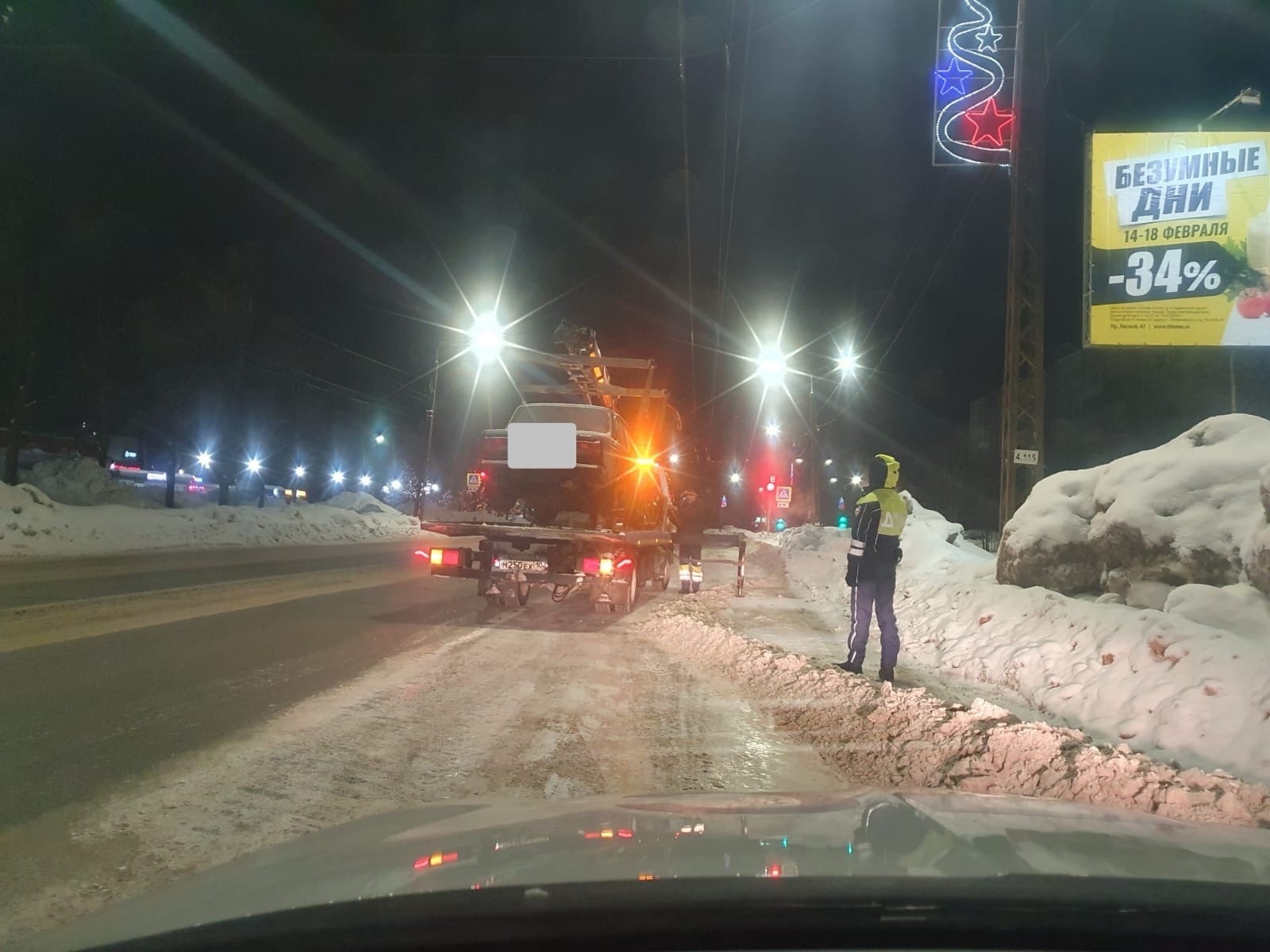 В Петрозаводске увозят машины, мешающие уборке снега