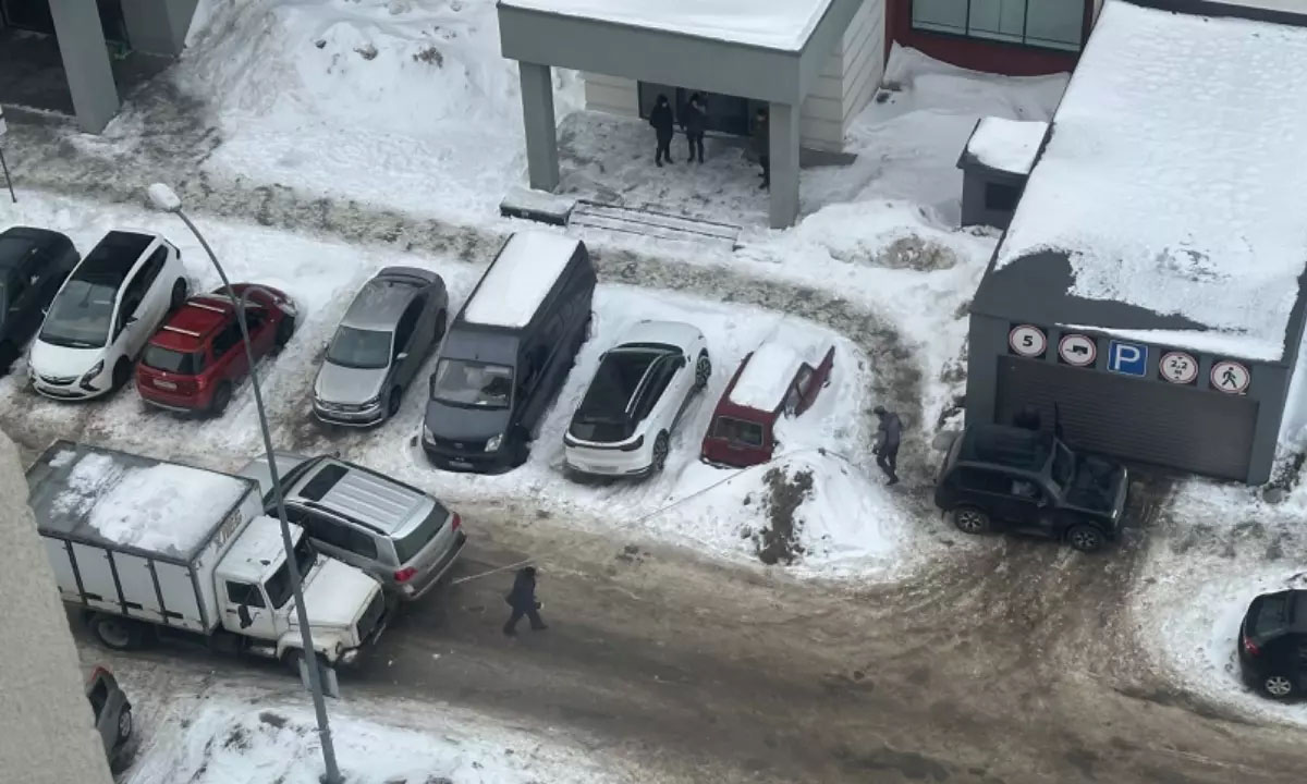 В Петрозаводске из-за нечищеных дорог машины заблокировали целую улицу