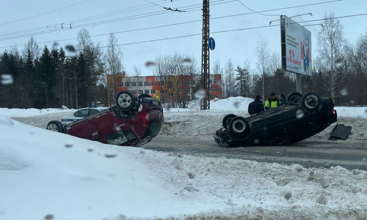 Два автомобиля перевернулись на крышу в Петрозаводске