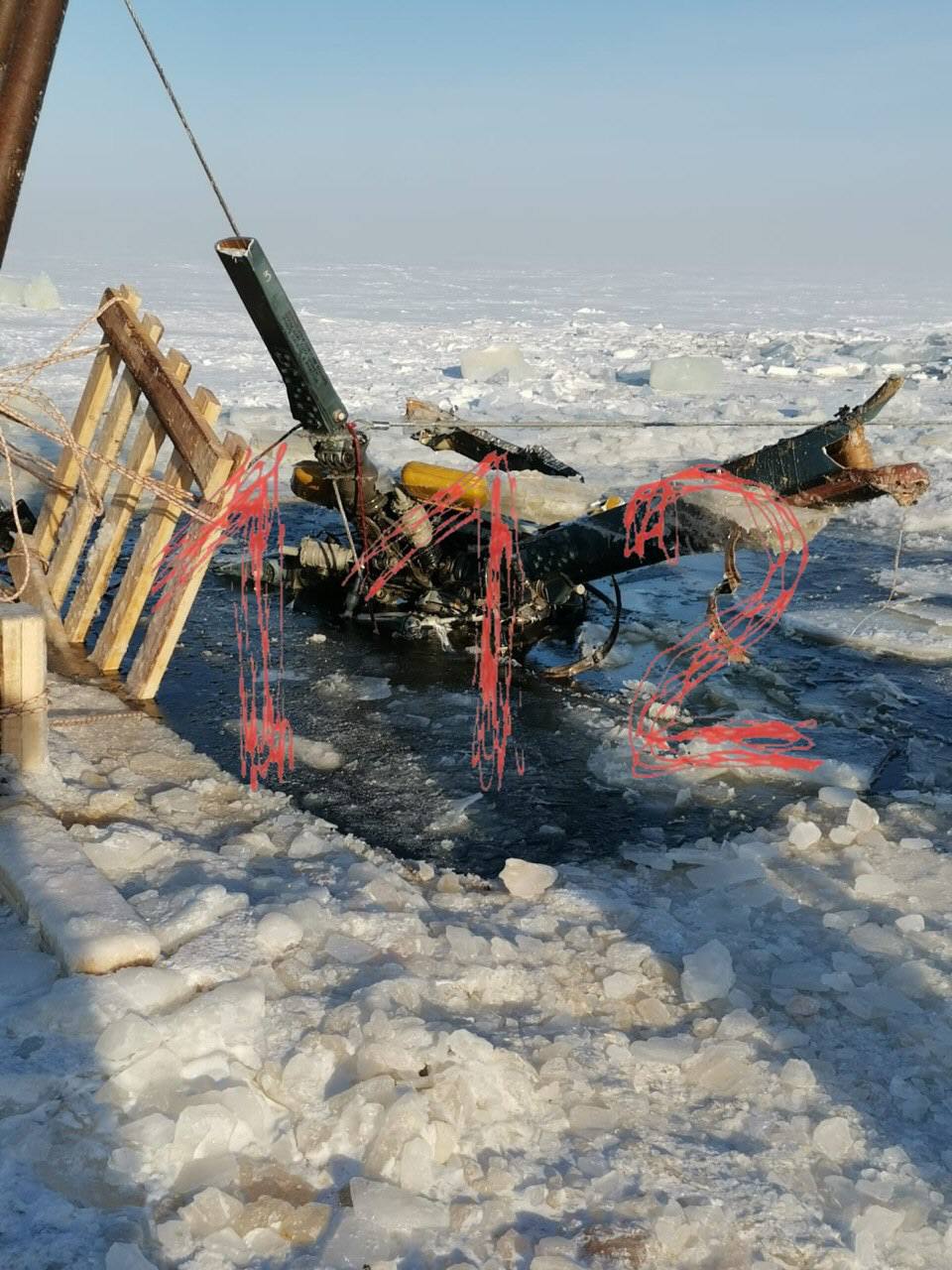 Упавший в Онежское озеро вертолет удалось поднять со дна | 11.02.2024 |  Новости Петрозаводска - БезФормата