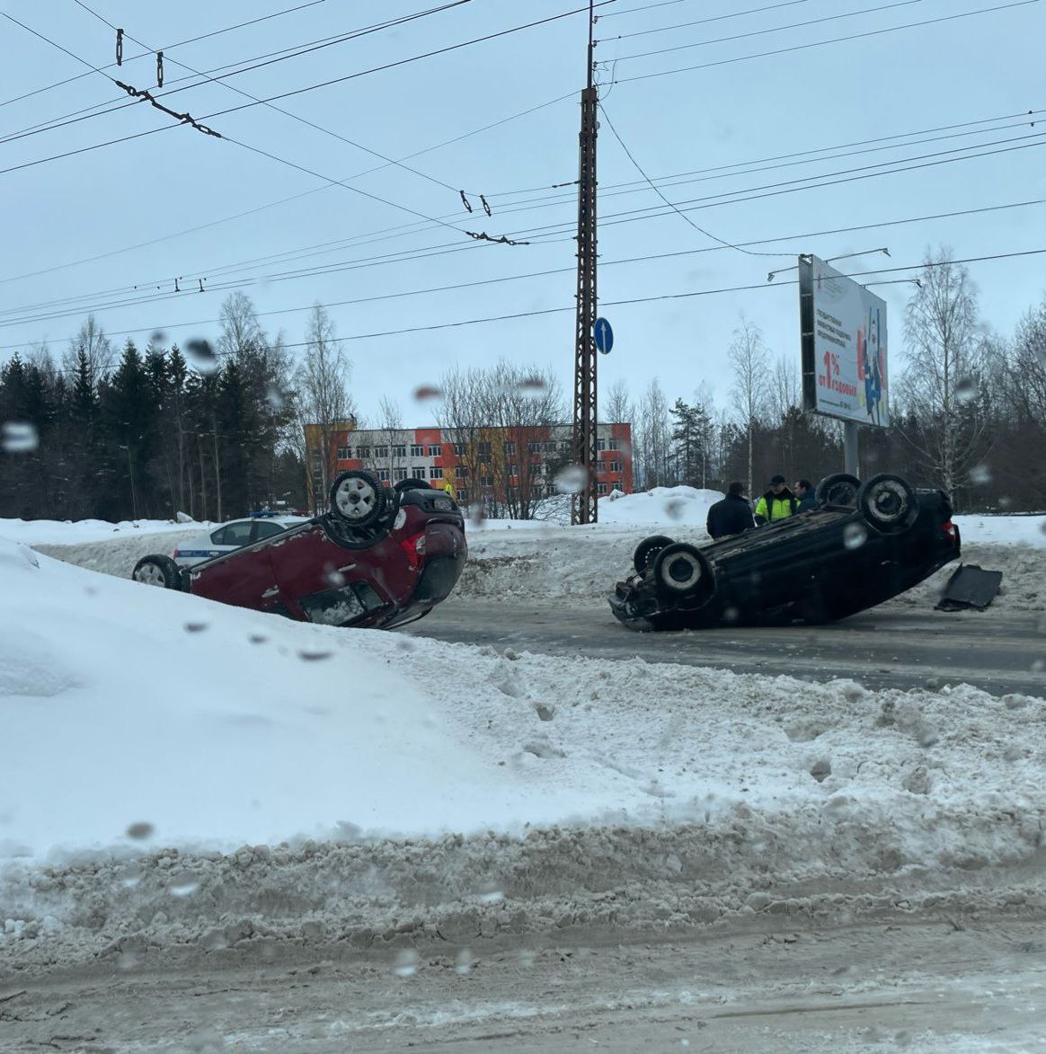 Два автомобиля перевернулись на крышу в Петрозаводске