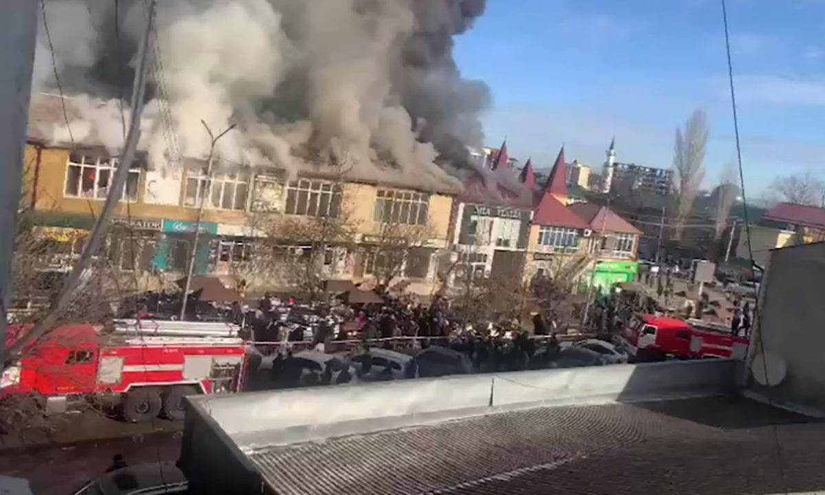 В российском городе горят сразу два торговых центра