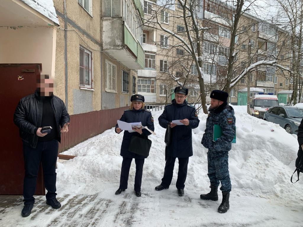 Убьют ребенка». Приставы со скандалом забрали ребенка у отца, чтобы отдать  его маме