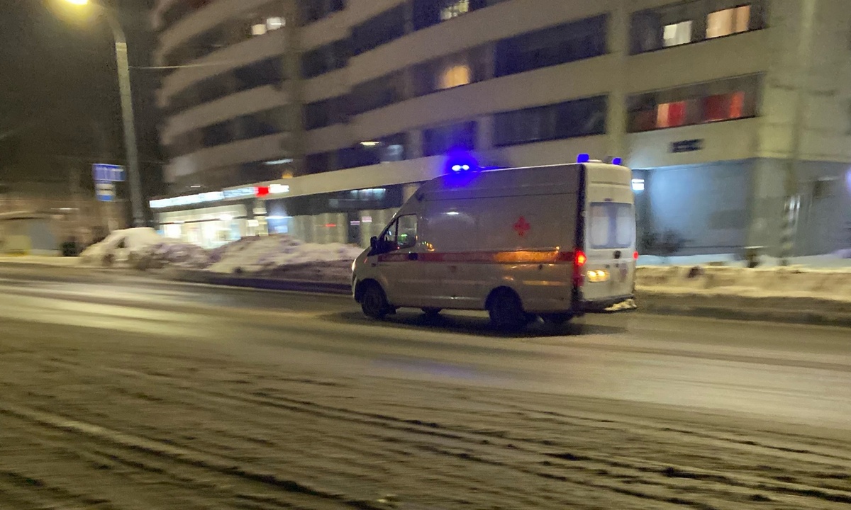 В Петрозаводске истекавший кровью мужчина смог добежать до дома