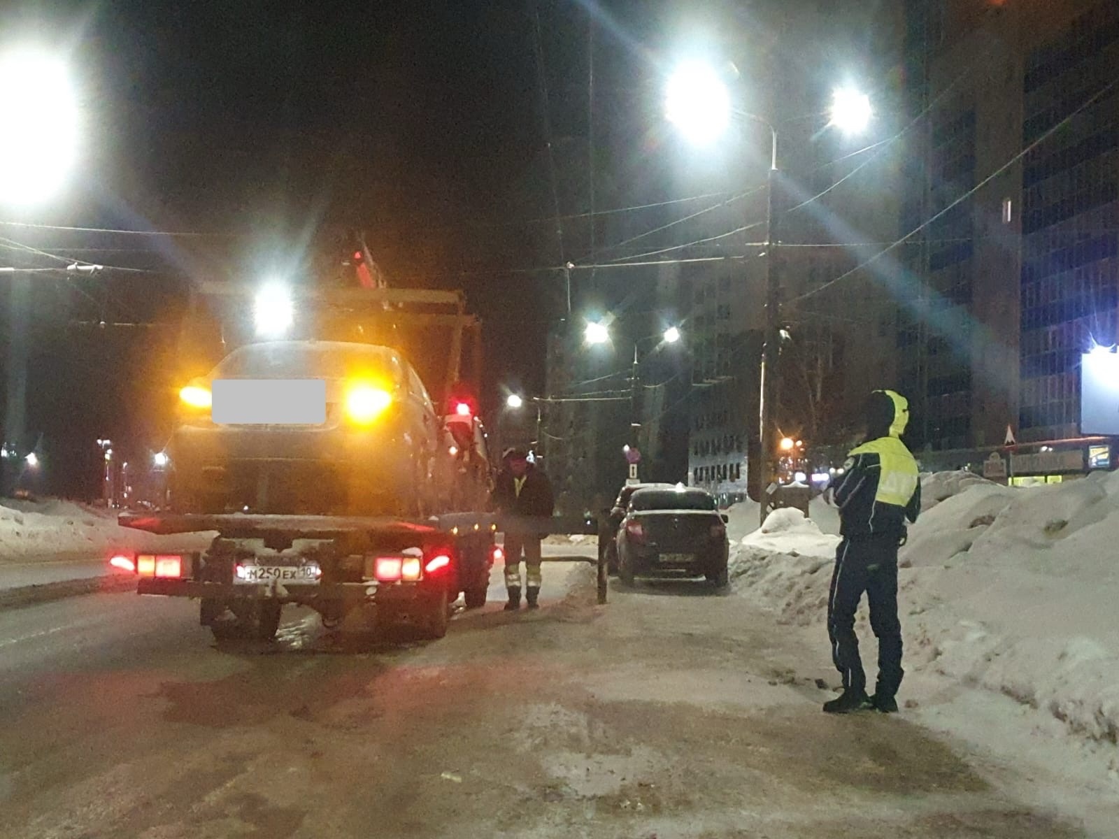 В Петрозаводске увозят машины, мешающие уборке снега