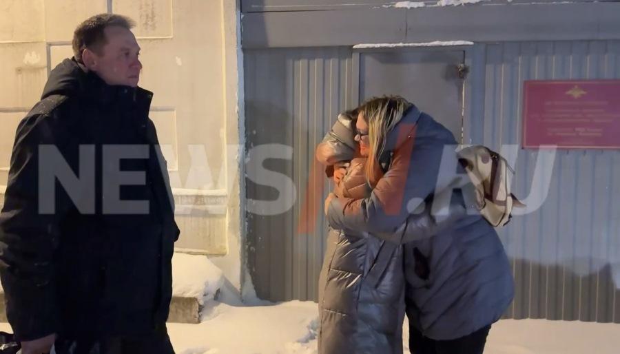 Девочка получила 5. Девочка получила 5. Ребенок с дневником. Отличница рисунок. Девочка получила пятерку.