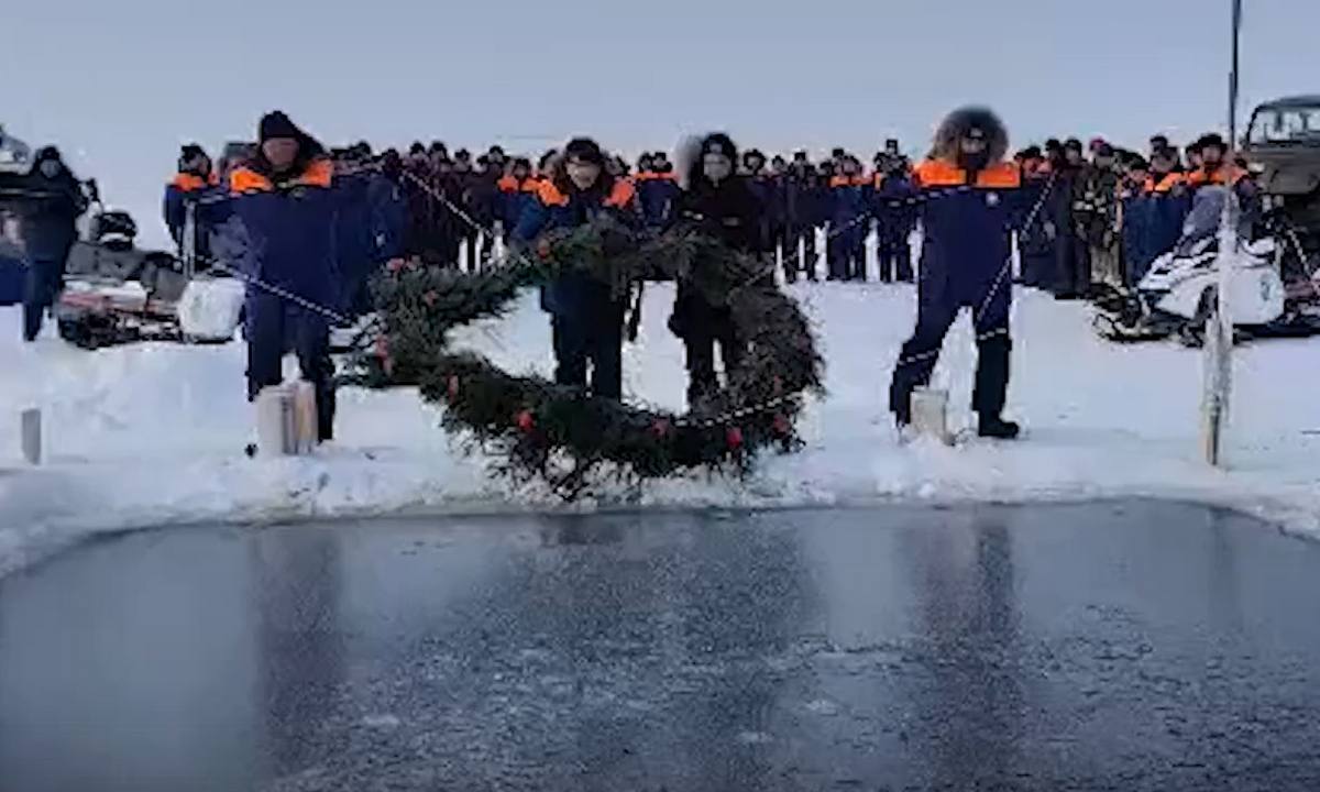 На месте крушения Ми-8 в Онежском озере прошло прощание