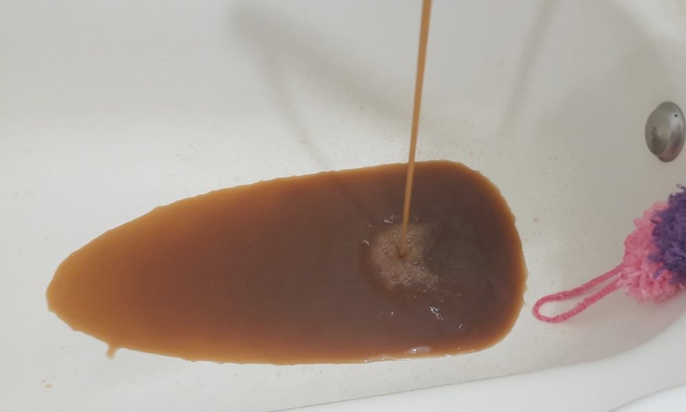 В карельском городе из кранов течет темно-коричневая жидкость