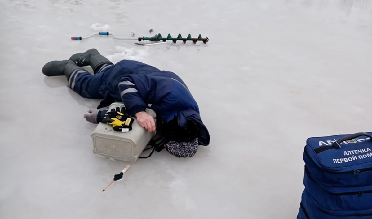 В Карелии на льду озера нашли рыбака без сознания