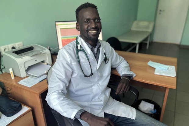 Африканец устроился работать терапевтом в поликлинику