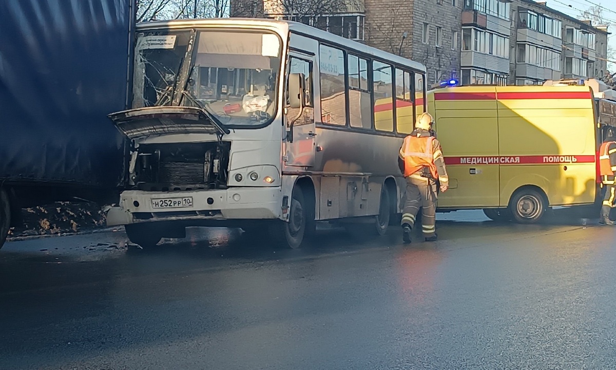 Маршрутка влетела в фуру в Петрозаводске: есть пострадавшие