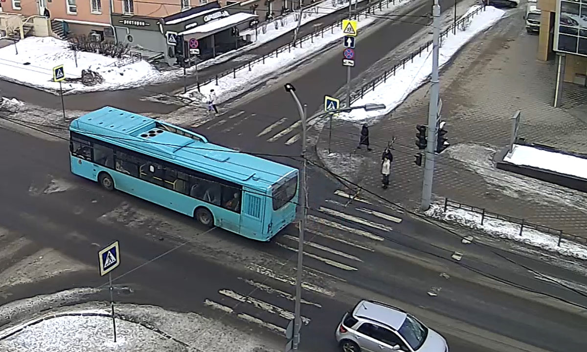 Все заорали». В Петрозаводске водитель автобуса зажал дверями коляску с  ребенком и поехал