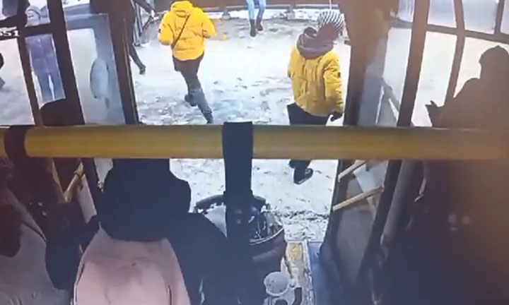 В Петрозаводске водителя автобуса, зажавшего коляску с ребенком, уволили