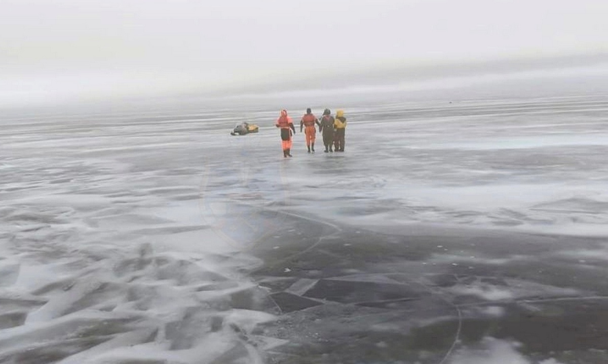 На Ладожском озере от берега оторвало две льдины с рыбаками