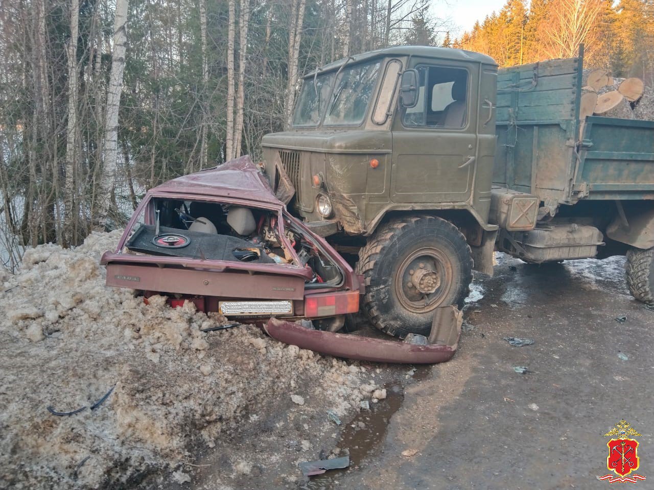 Грузовик с дровами раздавил легковушку: погиб молодой водитель