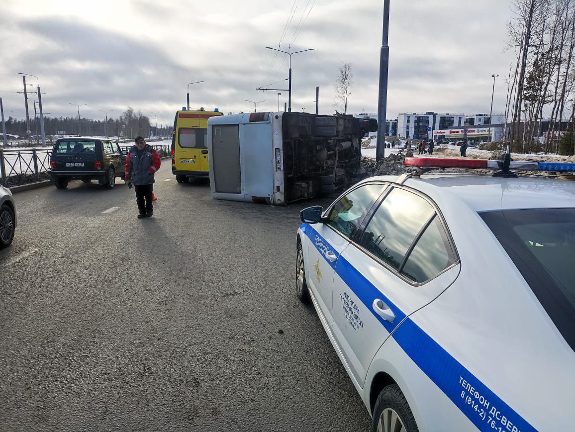 Маршрутный автобус перевернулся в Петрозаводске: есть пострадавшие