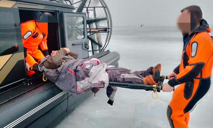 Двух мужчин без сознания нашли на льду Ладожского озера