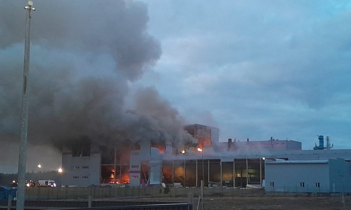 Загоревшийся в Петрозаводске завод приостановил работу