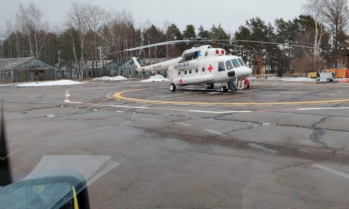 Беременную женщину в бурю доставили на вертолете в Петрозаводск