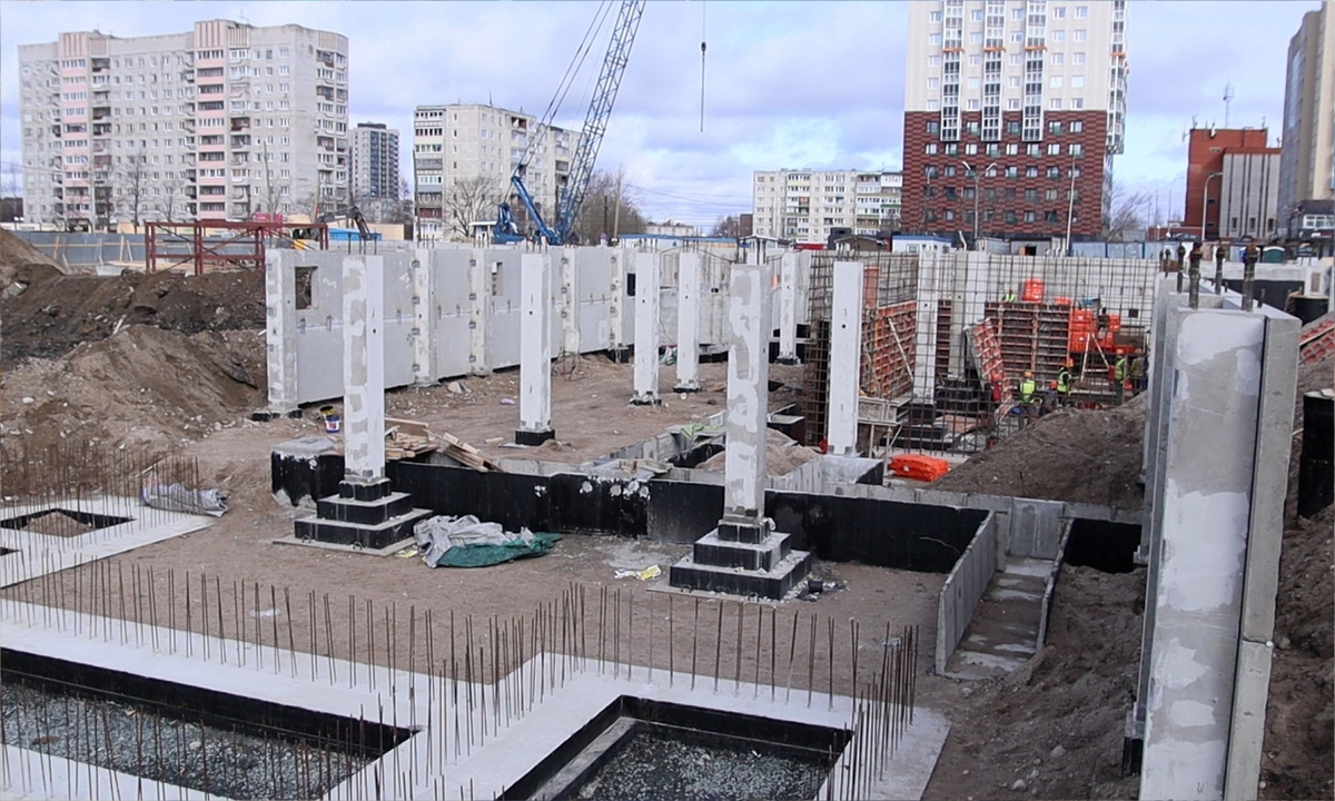 Компания «КСМ» поделилась свежим видео со строительной площадки поликлиники в Петрозаводске