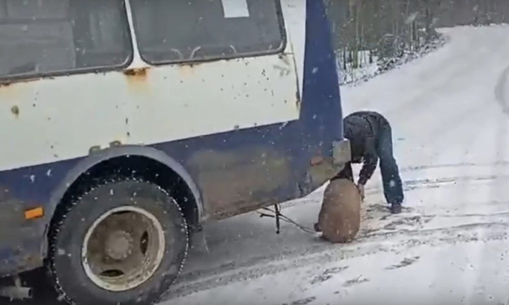 В Петрозаводске от автобуса во время движения отвалилась деталь