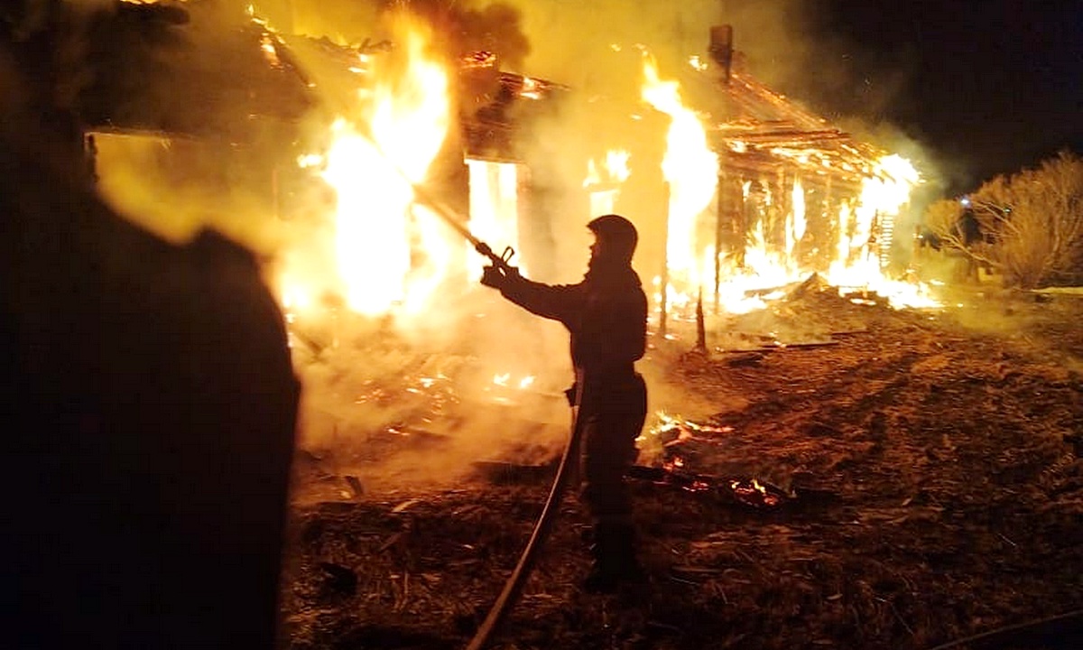 Сегодня ночью в Карелии полыхал и сгорел деревянный дом