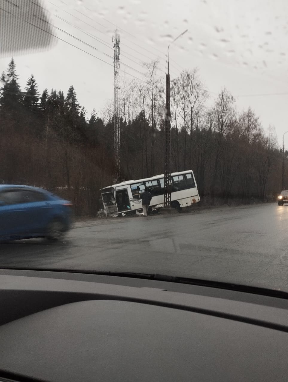 Маршрутка с пассажирами вылетела в канаву в Петрозаводске