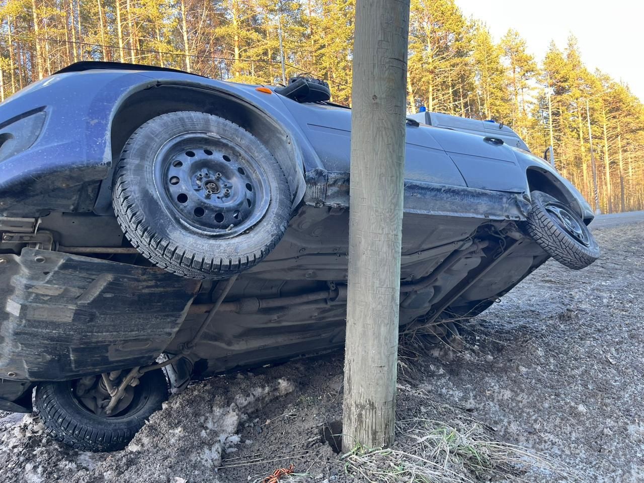 Автомобиль влетел в столб на трассе в Карелии: есть пострадавшие |  15.04.2024 | Новости Петрозаводска - БезФормата