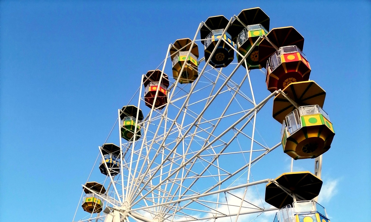 В парке аттракционов в Петрозаводске установили новое колесо обозрения
