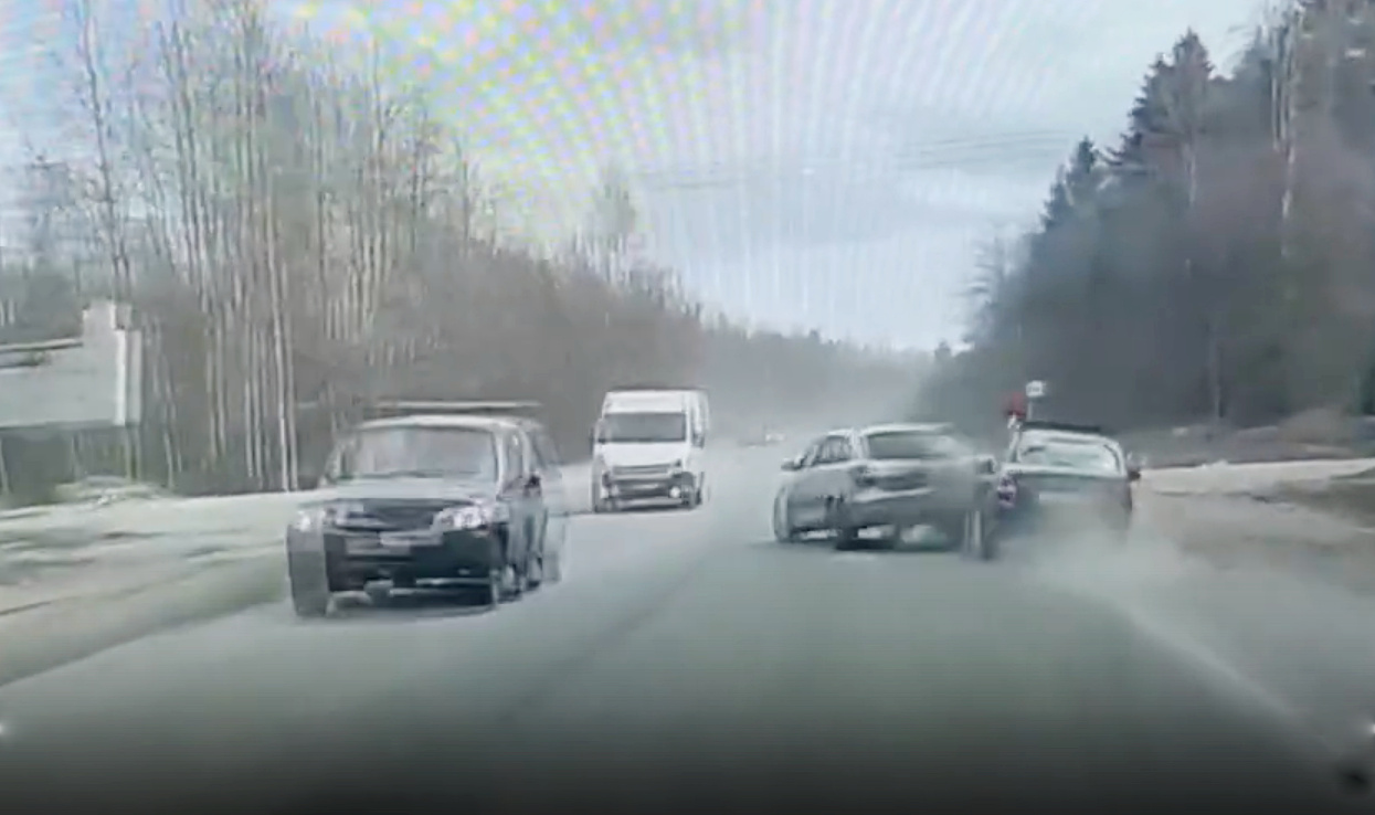 Водитель в Карелии испугалась и резко остановилась: произошла авария