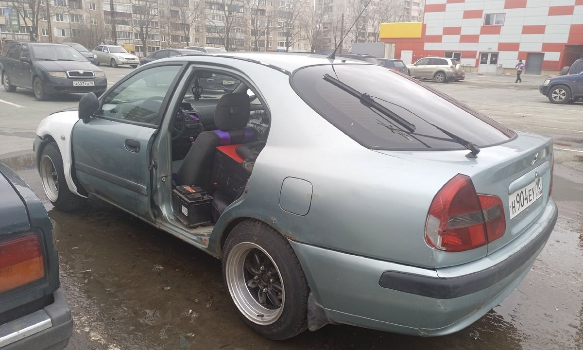 В Петрозаводске на парковке гипермаркета украли дверь от машины