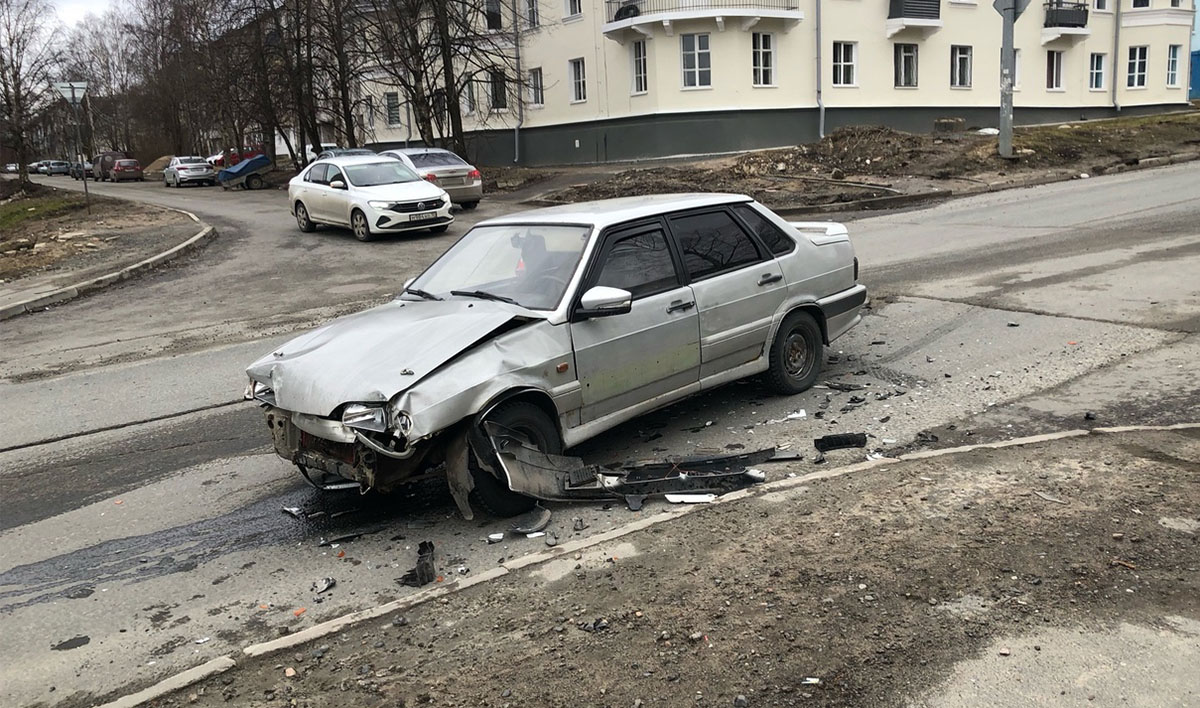 Жесткое ДТП в Петрозаводске: машину отбросило на тротуар