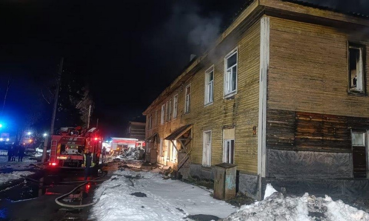 Дом вспыхнул ночью под Петрозаводском: выгорели две квартиры